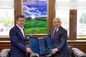 Bakan Yumaklı'nın Büyükşehir Belediyesi'ne ziyareti