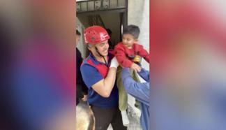 Osmaniye'de küçük çocuğun kilitlediği kapı itfaiye tarafından açıldı