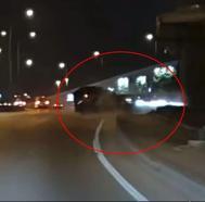 Sürücüsünün makas attığı otomobil, 2 araca çarptı; kaza kamerada