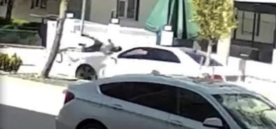Bisikletli öğrenciye otomobilin çarptığı kaza kamerada