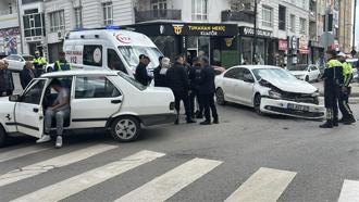 Otomobiller çarpıştı: 1 kişinin yaralandığı kaza güvenlik kamerasında