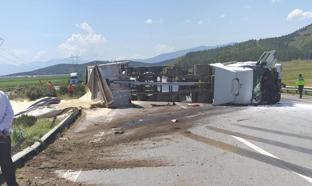 Gaziantep’te devrilen TIR’ın sürücüsü yaralandı, yolda uzun araç kuyruğu oluştu
