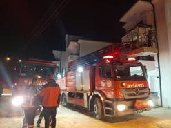 Akyazı'da 3 katlı binada çıkan yangın söndürüldü