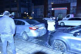 Park Halindeki Otomobillere Çarpan Hafif Ticari Araç: 2 Yaralı