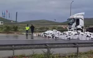 Gaziantep'te Çikolata Yüklü TIR'ın Dorsesi Devrildi