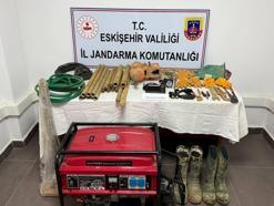 Kaçak kazı yapan 3 şüpheliye, suçüstü