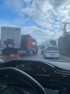 İstanbul - Esenyurt’ta sürücüsünün direksiyon hakimiyetini kaybettiği TIR, refüjdeki PTS direğini devirdi