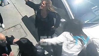Eşini vuran kocaya kadınlardan dayak