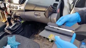 Şüphe üzerine durdurulan otomobilde suikast tabancası bulundu