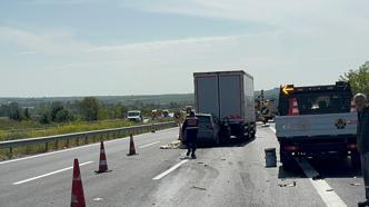 TEM Otoyolu'nda Kaza: Cip Kamyona Çarptı, 3 Yaralı