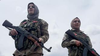 Güvenlik korucusu anne, silah arkadaşlarıyla vatan nöbetinde