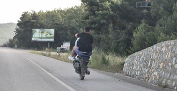 Motosiklet sürücüsünün tehlikeli yolculuğu kamerada