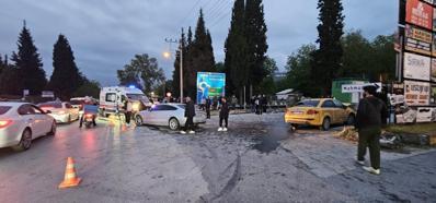 Sakarya'da taksi ile otomobilin çarpıştığı kaza kamerada: 6 yaralı