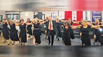 Komşudan dostluk dansı