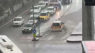 Meteoroloji birçok kent için uyarmıştı! Yollar göle döndü, ahır sele teslim oldu