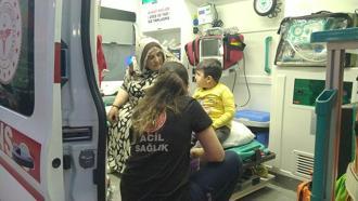 Gölcük’te apartmanda çıkan yangında anne ve oğlu dumandan etkilendi