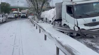 Zeytinburnu D-100'de alçı yüklü TIR bariyerlere çarptı; trafik yoğunluğu oluştu