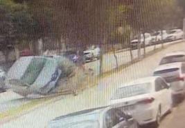 Kontrolden çıkan otomobil, refüjdeki ağaca çarpıp, takla attı