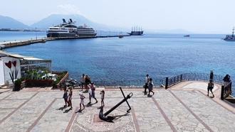Lüks kruvaziyer Alanya Limanı'na demirledi