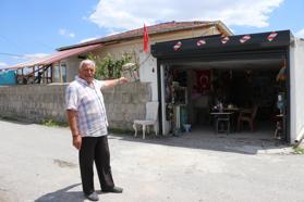 40 yıldır biriktirdiği eşyalarını evinin garajında müzeye dönüştürdüğü bölümde sergiliyor