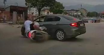 Bursa'da otomobil ile motosikletin çarpıştığı kaza kamerada; 2 yaralı
