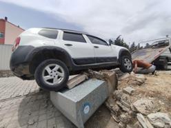 Park Halindeki Araç Freni Boşalıp Elektrik Kutusuna Çarptı
