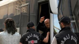 İstanbul - İBB'ye yönelik operasyonun 5'inci dalgasında gözaltına alınanlar sağlık kontrolü için hastaneye getirildi