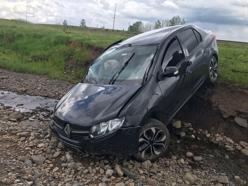 Karlıova’da otomobil tarlaya yuvarlandı: 3 yaralı