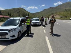 Hakkari'de jandarma ekipleri trafik denetimi yaptı