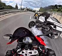 3 motosiklet ve otomobilin karıştığı kaza kask kamerasında