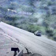 Fındık bahçesine devrilen otomobilin sürücüsü yaralandı; kaza kamerada