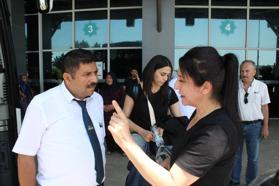 Yolcu gibi otobüse binen komiser, telefonla konuşan şoföre ceza kesti