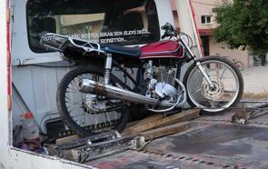 Polisi görünce motosikleti bırakıp kaçtı