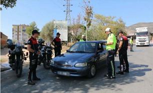 İzmir'de çeşitli suçlardan aranan 496 kişi yakalandı
