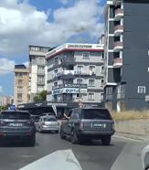 İstanbul-Maltepe'de ayağını camdan çıkarıp uzun süre cip kullandı