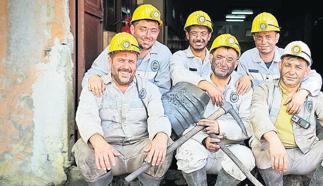 Omuz omuza madende çalışıyorlar
