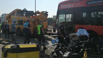Haliç Köprüsü'nde kontrolden çıkan metrobüs bariyerlere çarptı