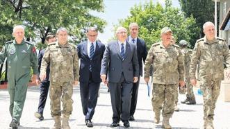 Güler ve komutanlar İran sınırında