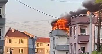 Bursa’da apartmanın çatısında çıkan yangın söndürüldü