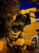 Kontrolden çıkan TIR, park halindeki araçlara çarptı