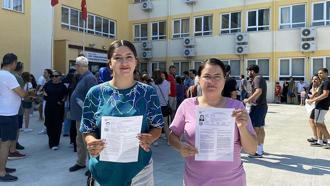 Annesiyle aynı okulda sınava girdi! ‘İyi olan kazansın’