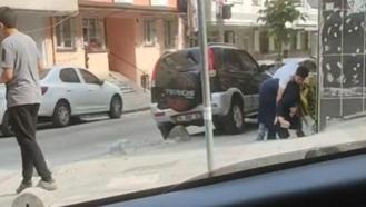 Sultangazi’de annesini sokak ortasında darbetti, kimse müdahale etmedi