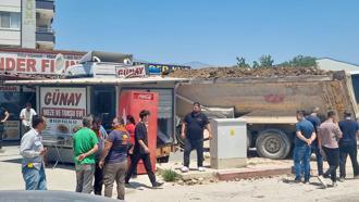 Hatay’da kontrolden çıkan TIR, iş yerlerine çarptı