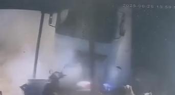 Hafriyat kamyonunun iş yerlerine çarptığı kaza kamerada