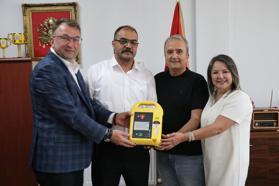 Kalp krizinden ölen profesörün lise arkadaşları, mezun oldukları okula elektroşok cihazı bağışladı