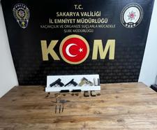 Sakarya'da silah kaçakçılığı operasyonunda 4 zanlı yakalandı