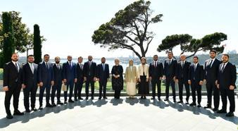Emine Erdoğan TÜGVA Yönetim Kurulu ile bir araya geldi