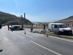 Otomobil ile hafif ticari araç çarpıştı: 3 yaralı