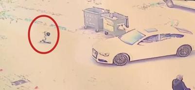 Bursa'da otomobilin çarptığı çocuk ağır yaralandı; o anlar kamerada