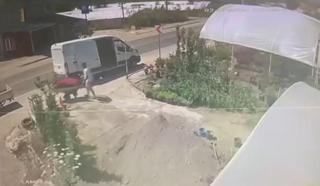 Yalova'da 4 aracın karıştığı kaza kamerada: Yol kenarındaki işçi ölümden döndü